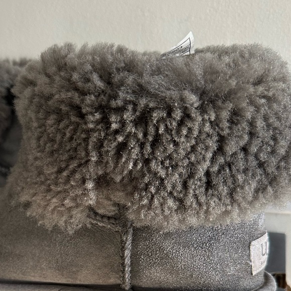 Bailey Button ll Gray Uggs (women size: 7) - Picture 6 of 7